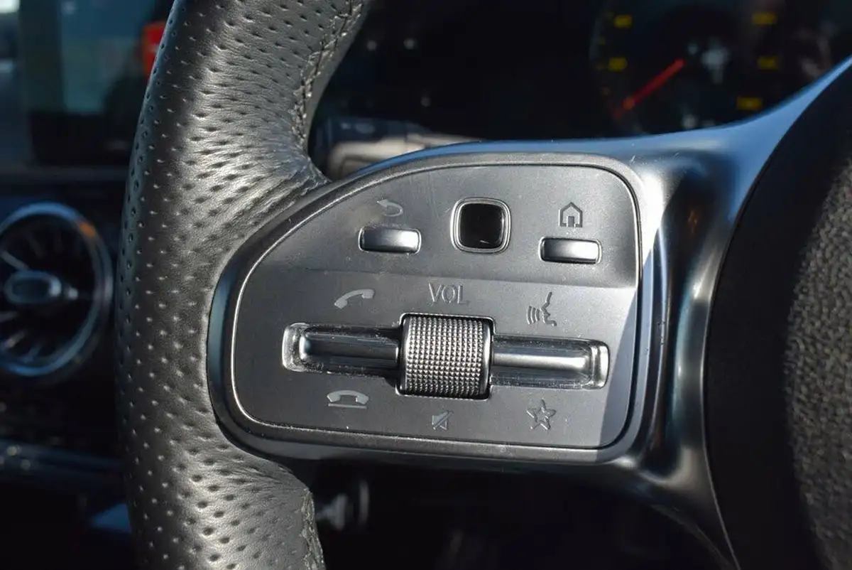 2021-mercedes-benz-a-class-13-a200-exclusive-edition-7g-dct-big-19