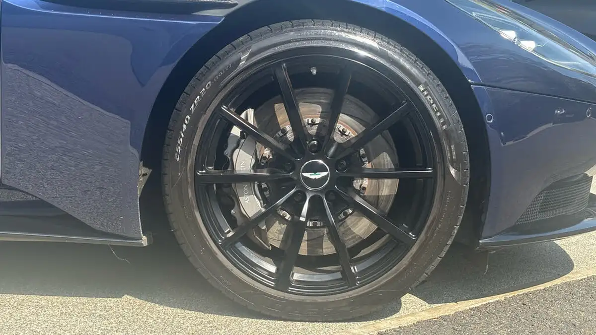 2019-aston-martin-db11-big-3
