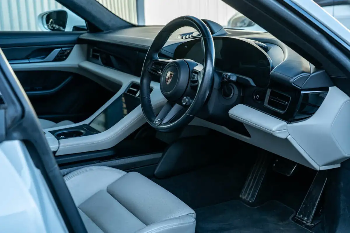2020-porsche-taycan-e-turbo-s-big-10