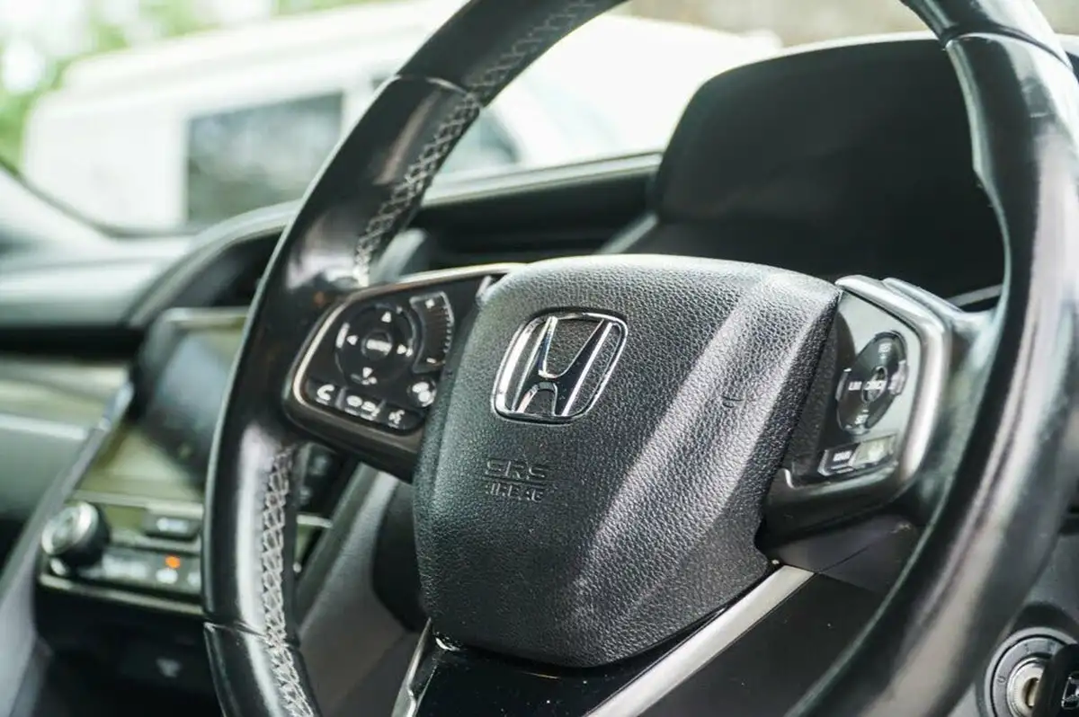 2018-honda-civic-16-i-dtec-sr-hatchback-5d-big-9