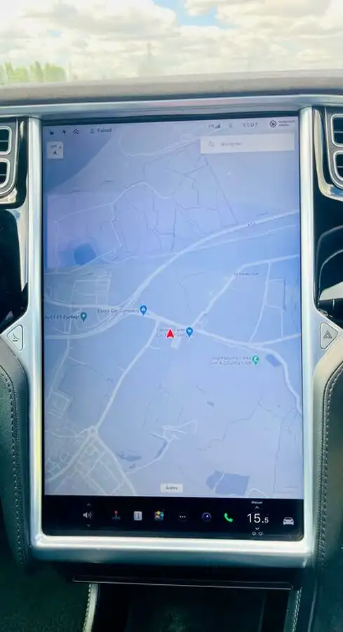 2015-tesla-model-s-e-p85d-nav-big-28