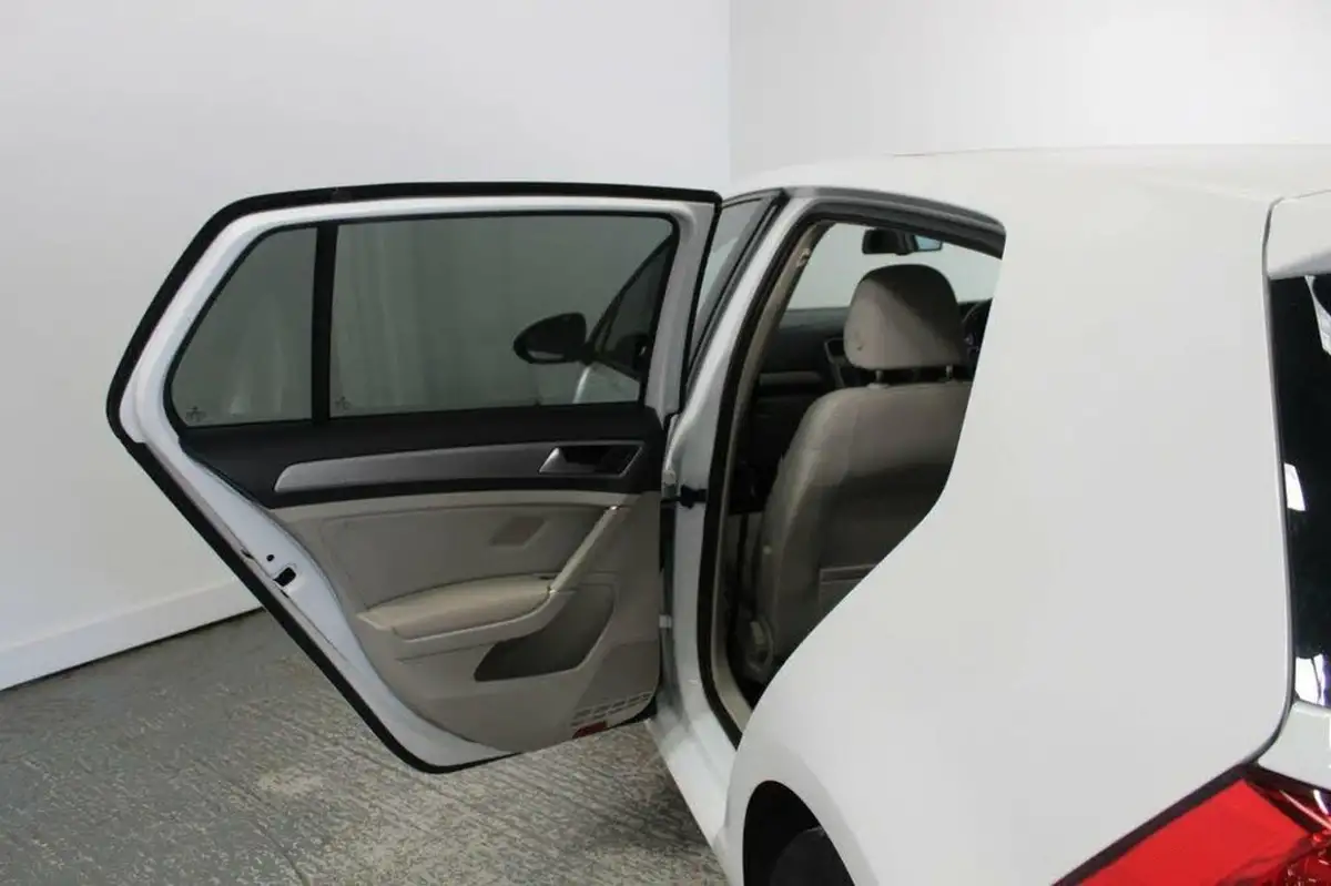 2014-volkswagen-golf-20tdi-match-5d-dsg-big-23