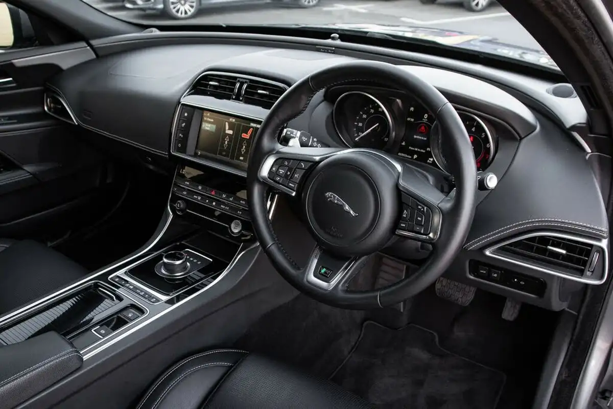 2018-jaguar-xe-20i-r-sport-249ps-awd-1998cc-big-4