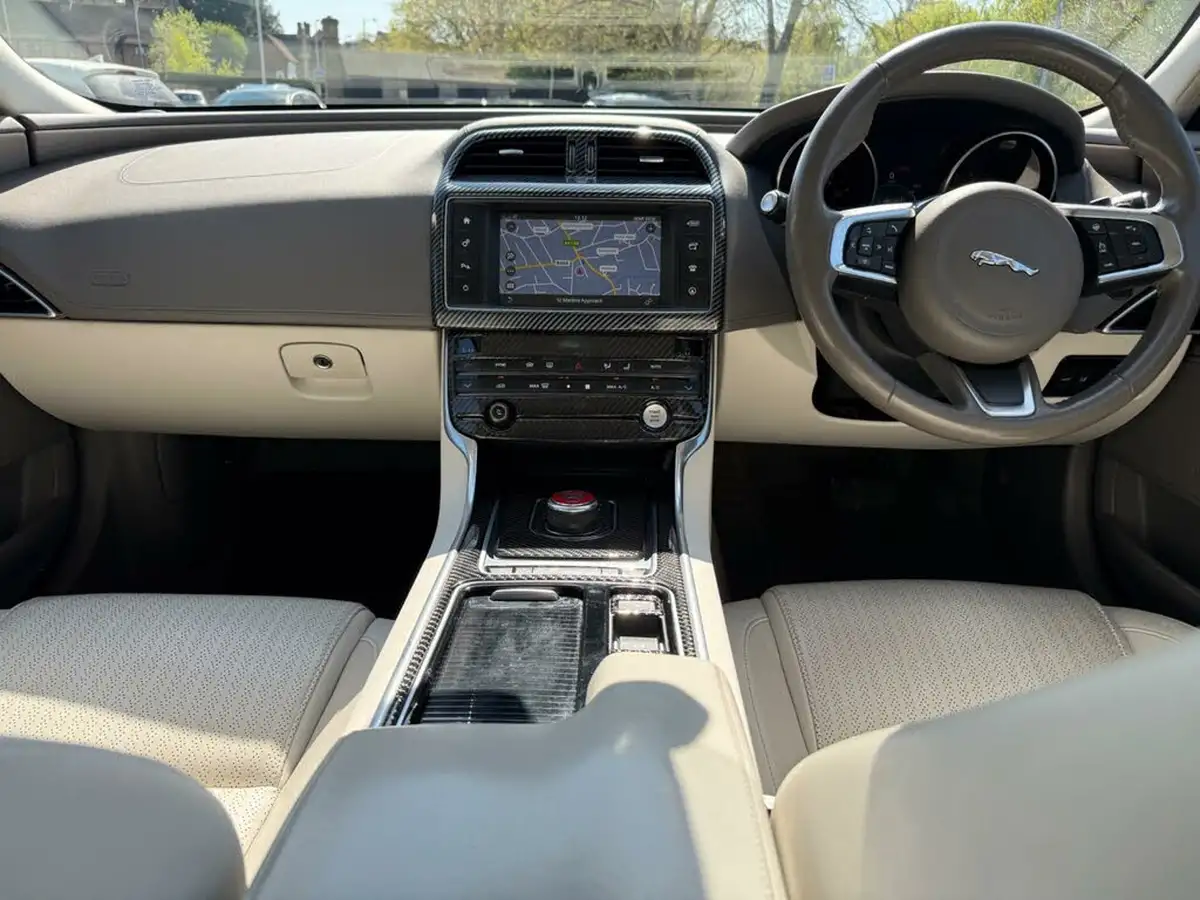 2017-jaguar-xe-20d-portfolio-180ps-ss-1999cc-auto-big-14