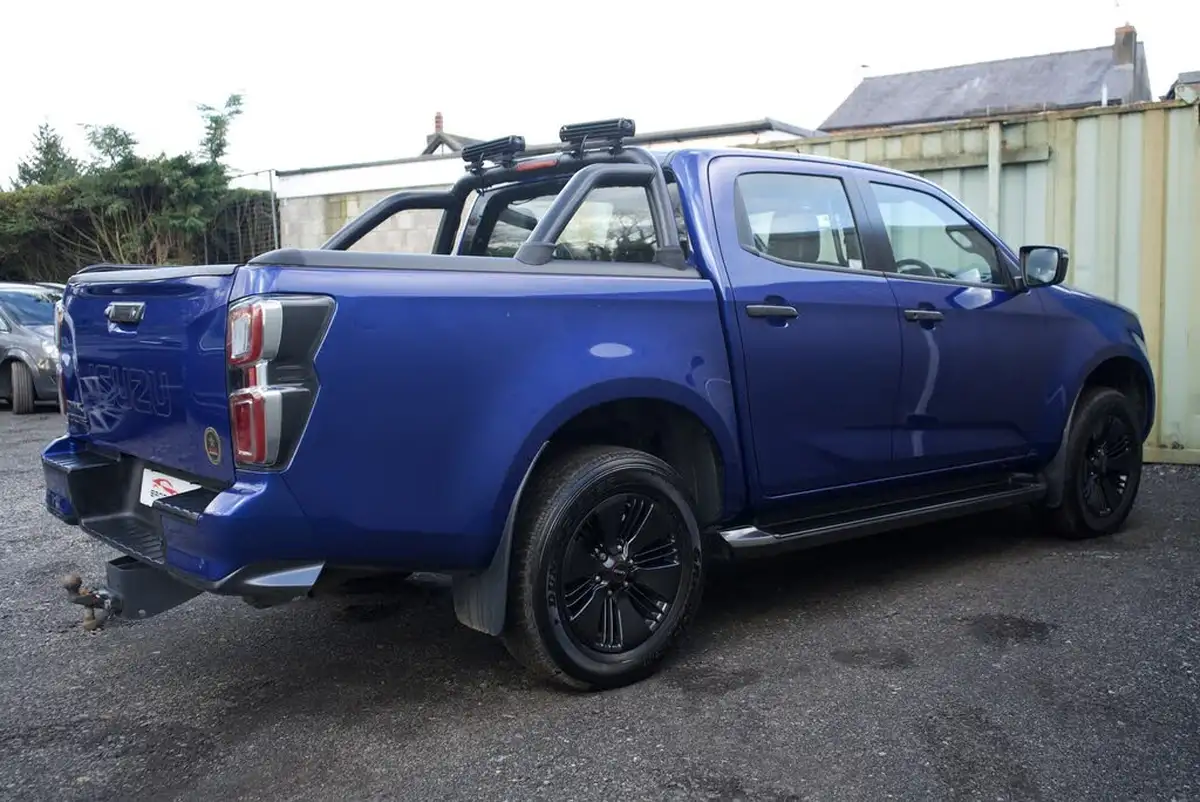 2023-isuzu-d-max-19td-v-cross-big-31