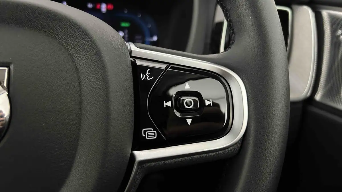 2024-volvo-xc60-20-t8-ultimate-dark-big-18