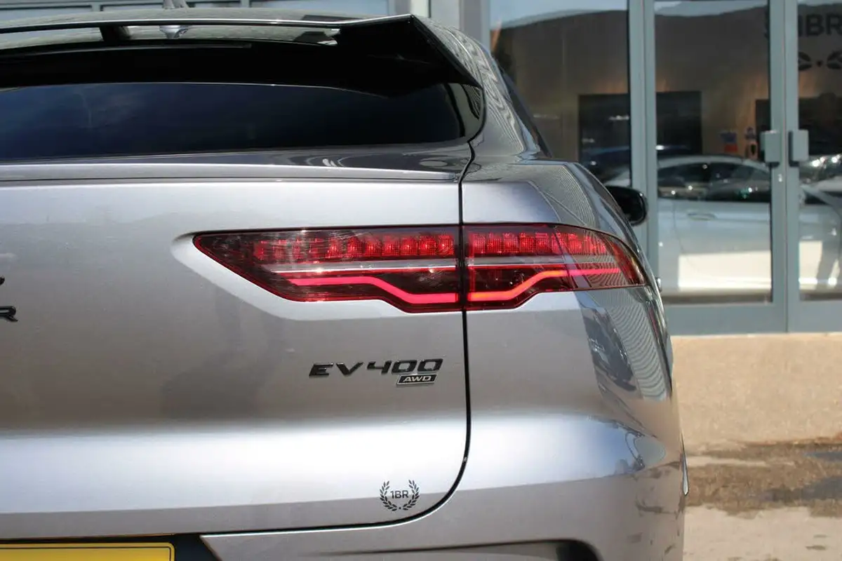 2022-jaguar-i-pace-ev400-hse-black-big-28