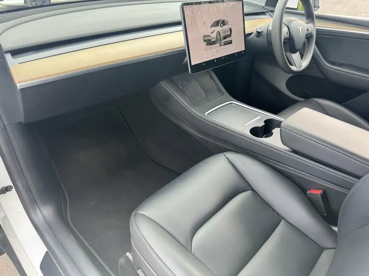2022-tesla-model-y-e-long-range-big-28