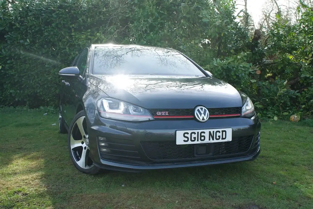 2016-volkswagen-golf-20-tsi-gti-220ps-hatchback-5d-big-1