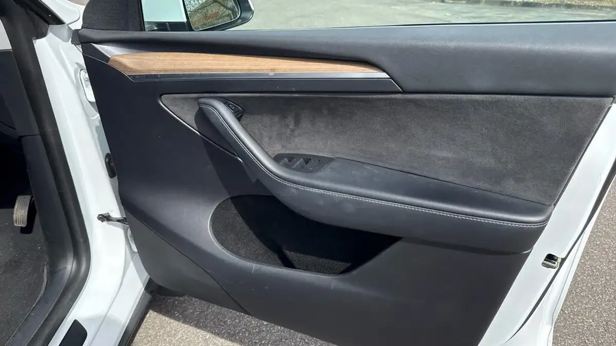 2022-tesla-model-y-e-long-range-big-21