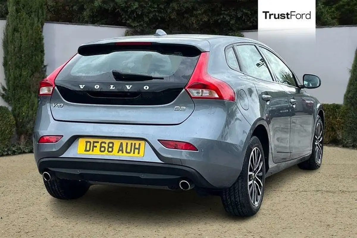 2019-volvo-v40-20td-d2-momentum-nav-plus-big-3