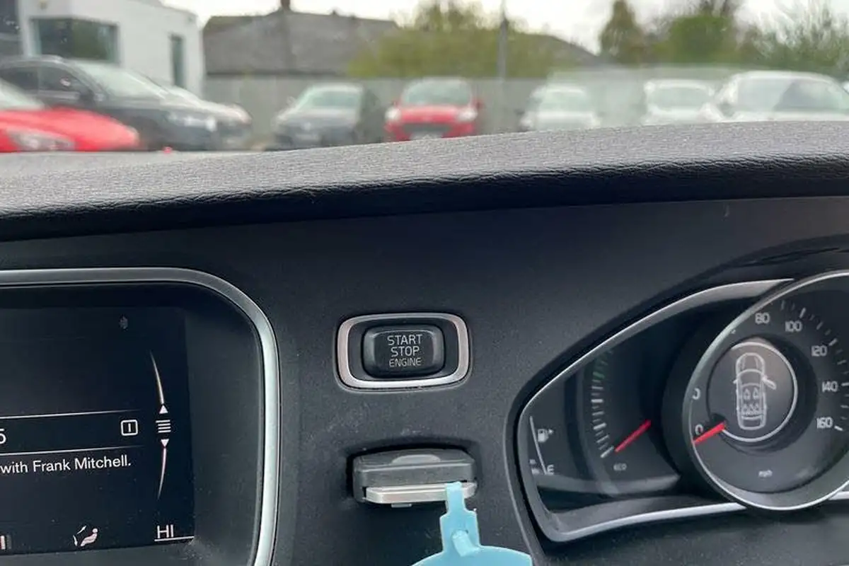 2019-volvo-v40-20td-d2-momentum-nav-plus-big-27