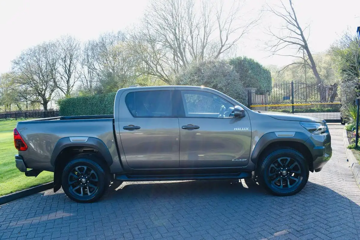 2023-toyota-hi-lux-28d-4d-invincible-x-2754cc-auto-big-6