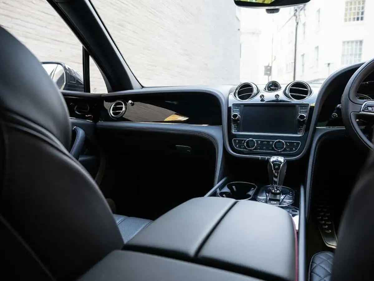 2019-bentley-bentayga-40-v8-big-38