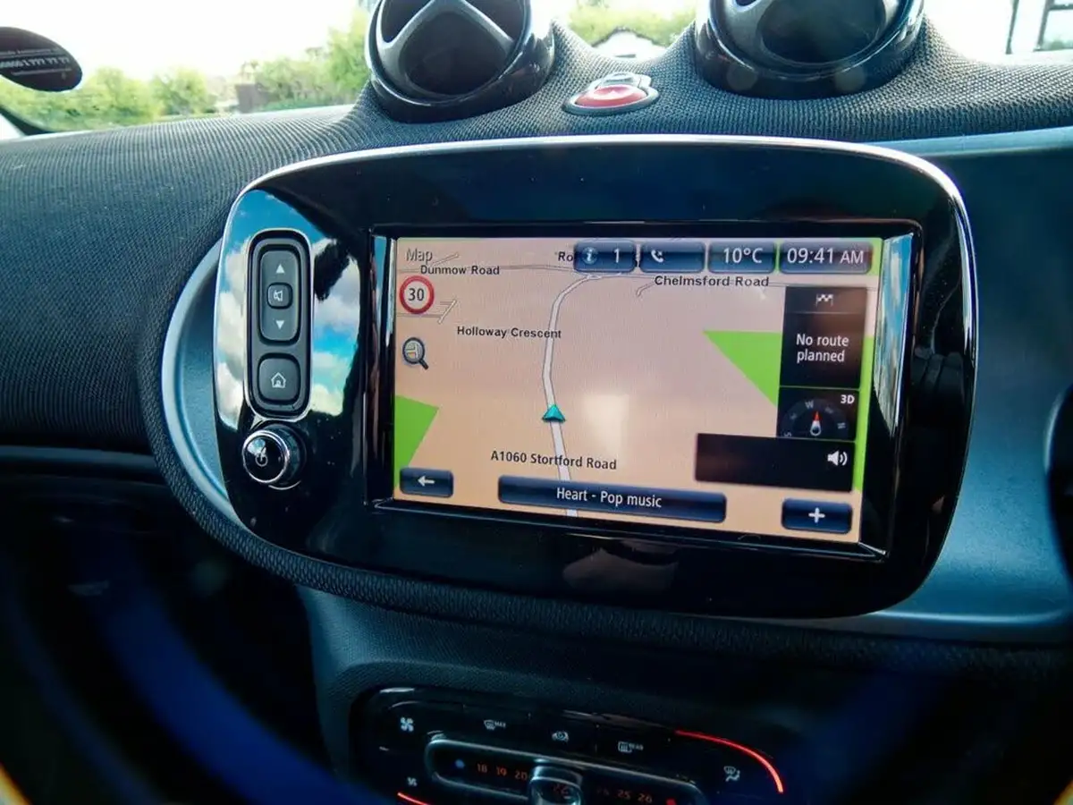 2016-smart-fortwo-09-edition-black-twinamic-big-37