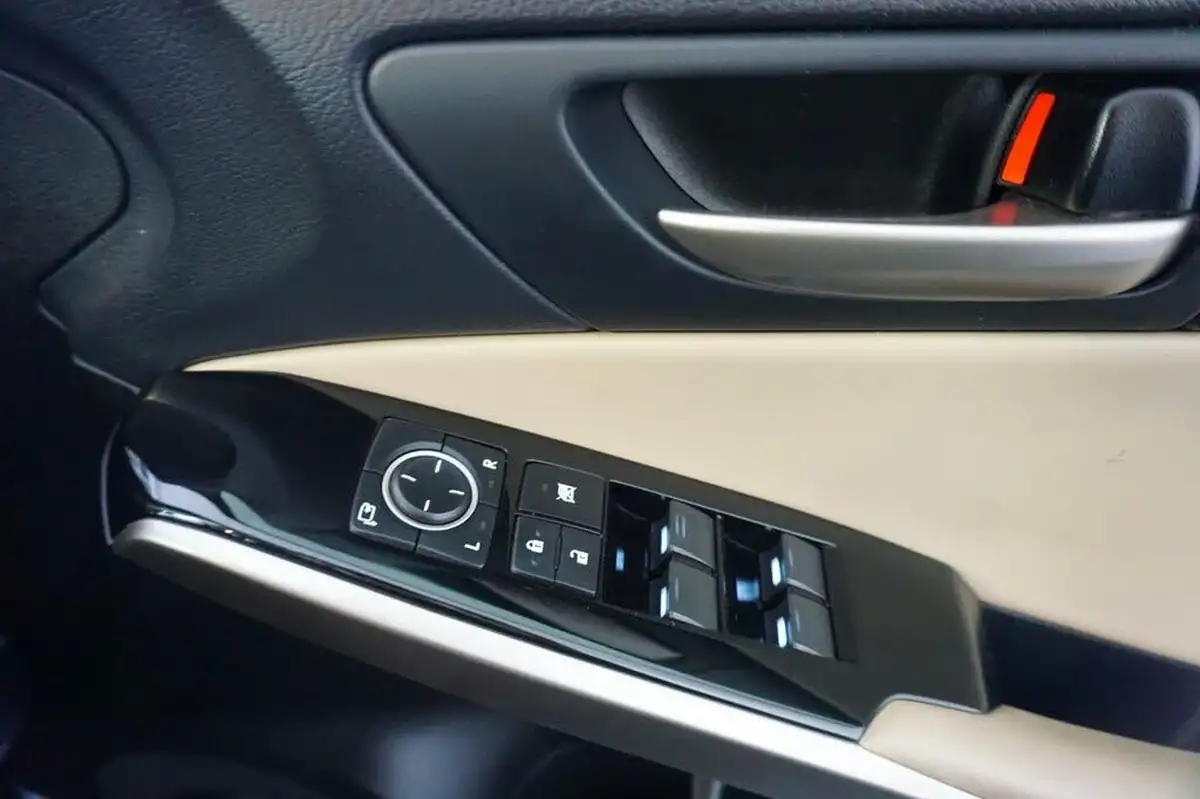 2017-lexus-is-300h-25-advance-big-18