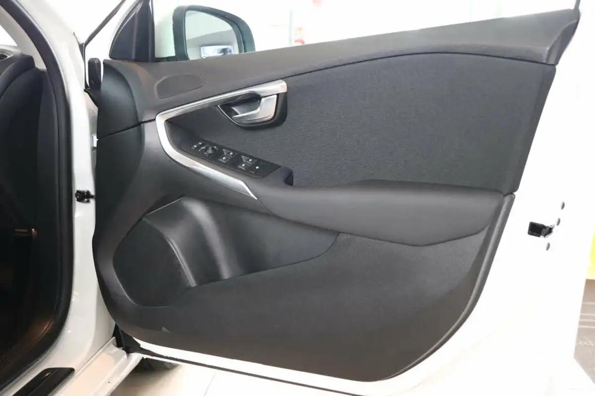 2016-volvo-v40-20-t2-momentum-big-53