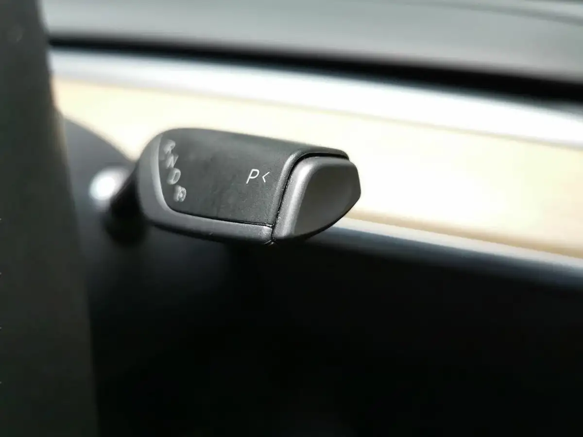 2022-tesla-model-y-e-long-range-big-21