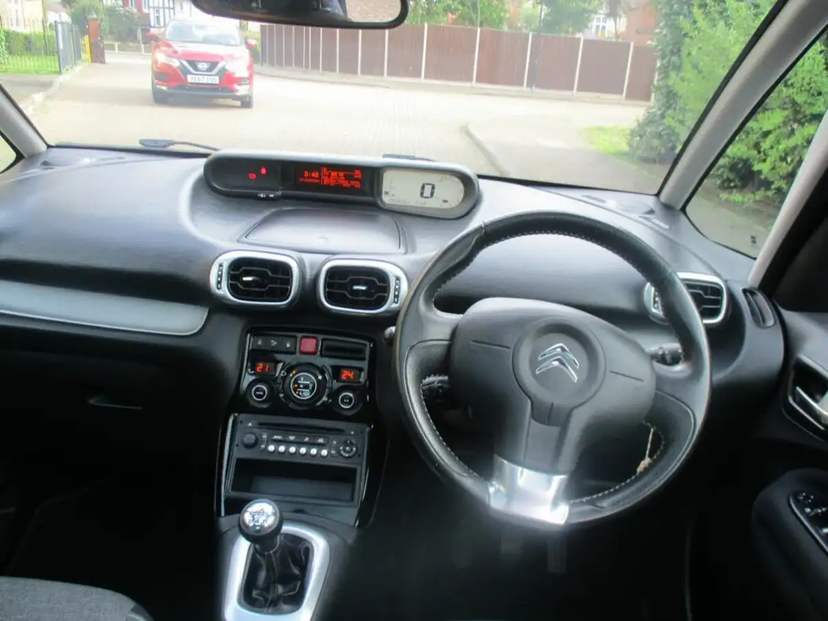 2016-citroen-c3-picasso-12-puretech-platinum-big-37