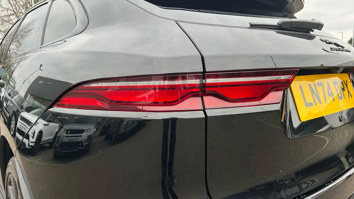 2024-jaguar-f-pace-20-d200-r-dynamic-hse-black-big-18