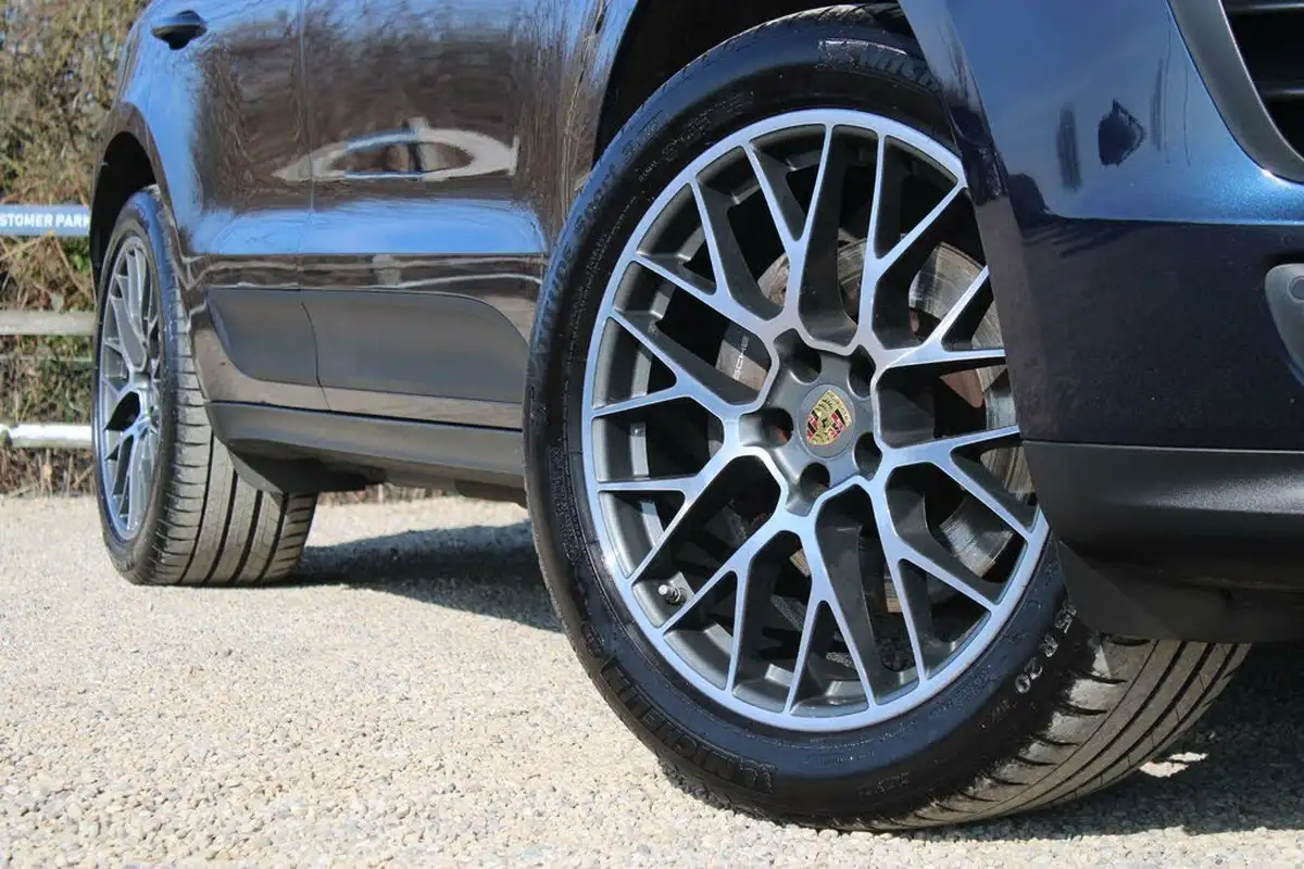 2018-porsche-macan-20-252ps-ss-big-8