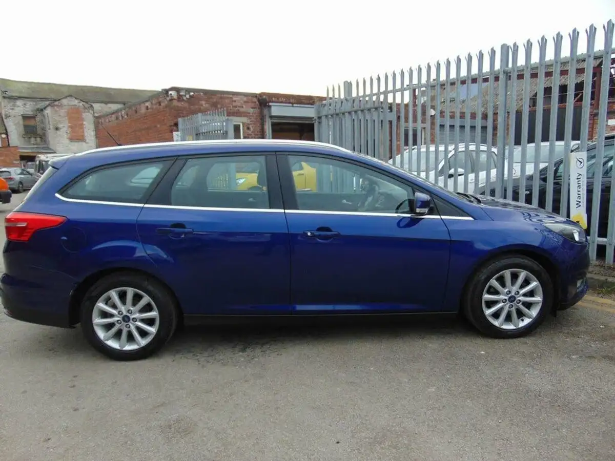 2015-ford-focus-16-titanium-estate-big-3