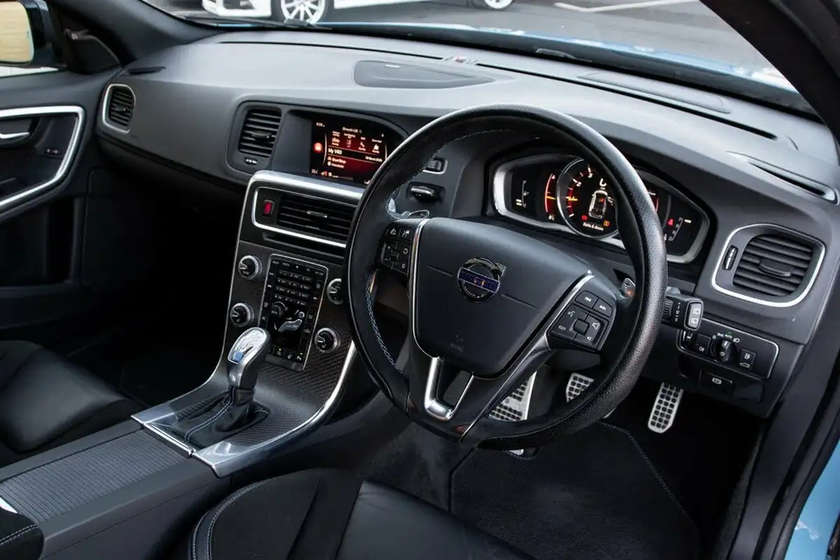 2017-volvo-v60-20-t6-polestar-big-4