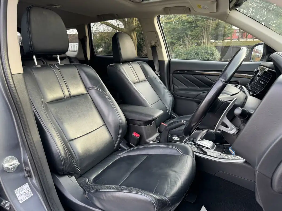 2016-mitsubishi-outlander-20-gx4h-phev-big-17
