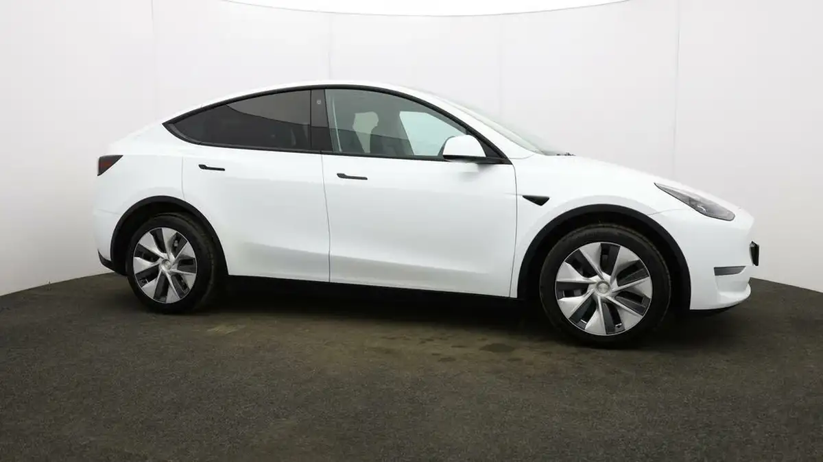 2022-tesla-model-y-e-long-range-big-7