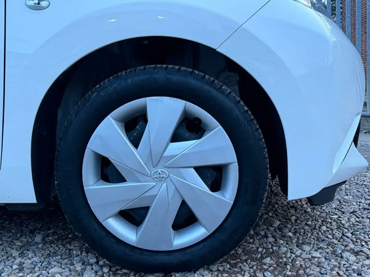 2018-toyota-aygo-10-vvt-i-x-play-71bhp-5d-x-shift-big-14