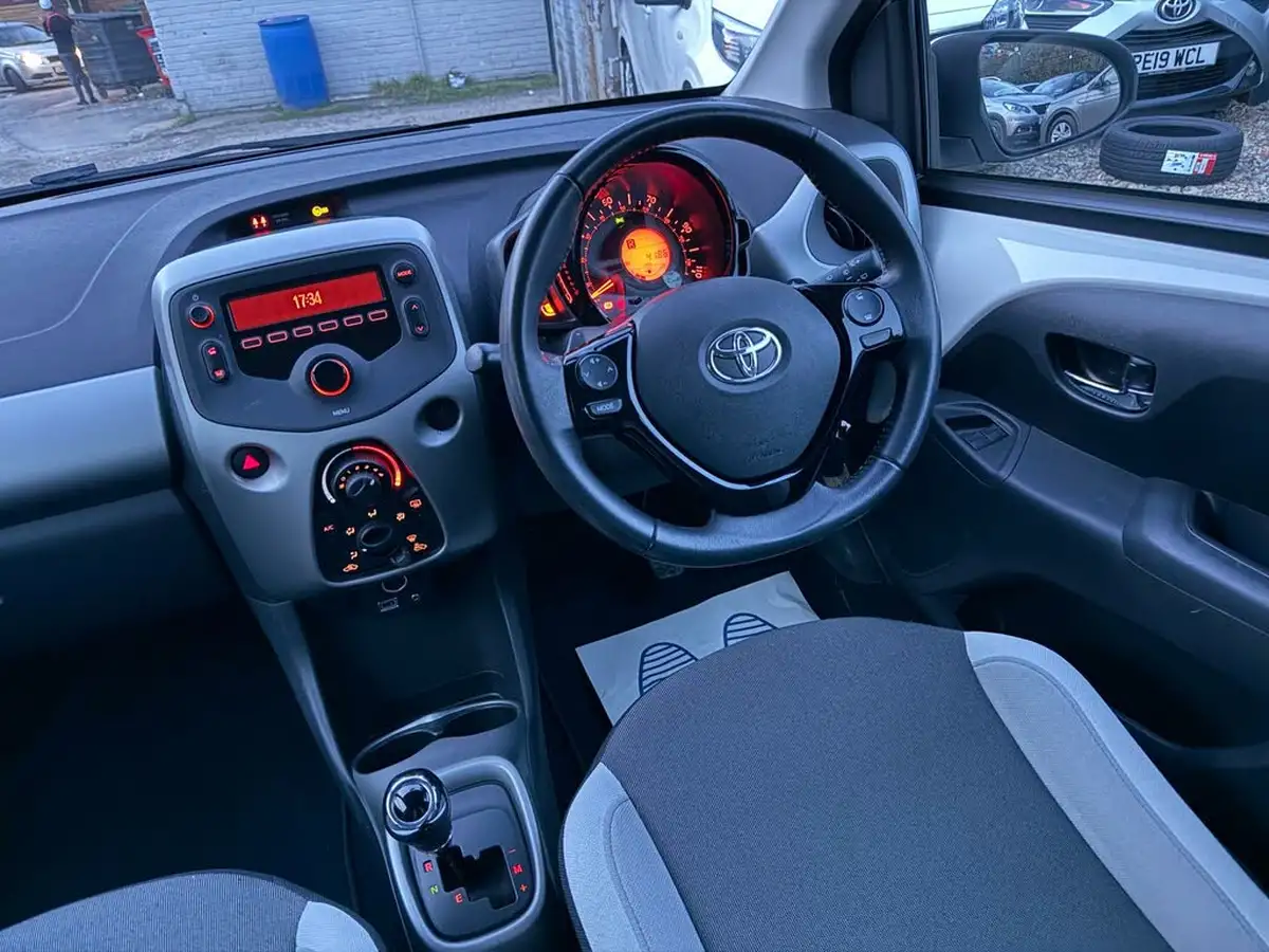 2018-toyota-aygo-10-vvt-i-x-play-71bhp-5d-x-shift-big-38