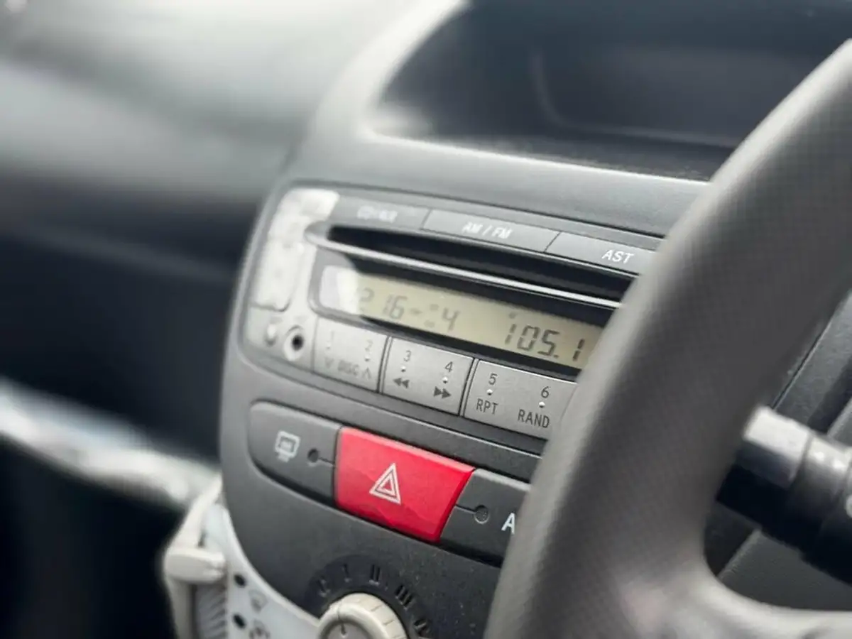 2012-citroen-c1-10-vtr-3d-big-14
