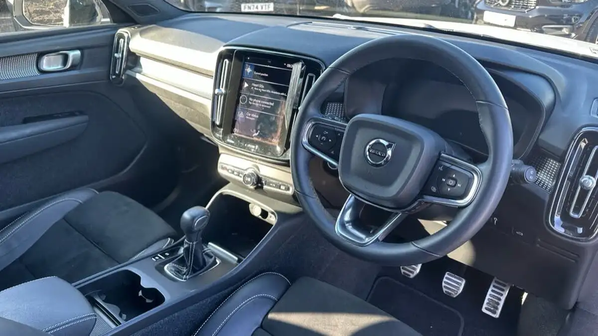 2022-volvo-xc40-15-t3-r-design-big-4