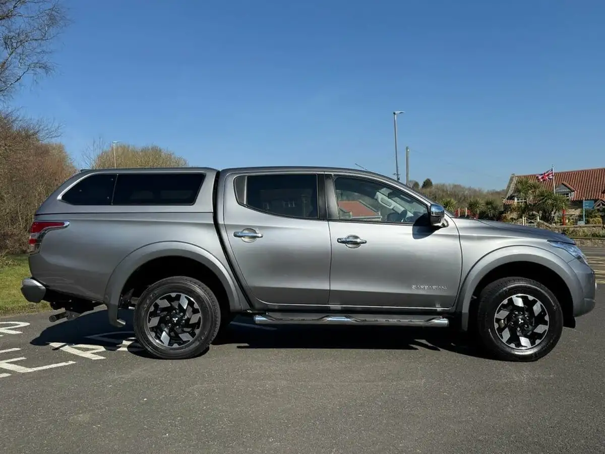 2016-mitsubishi-l200-24di-d-barbarian-auto-big-8