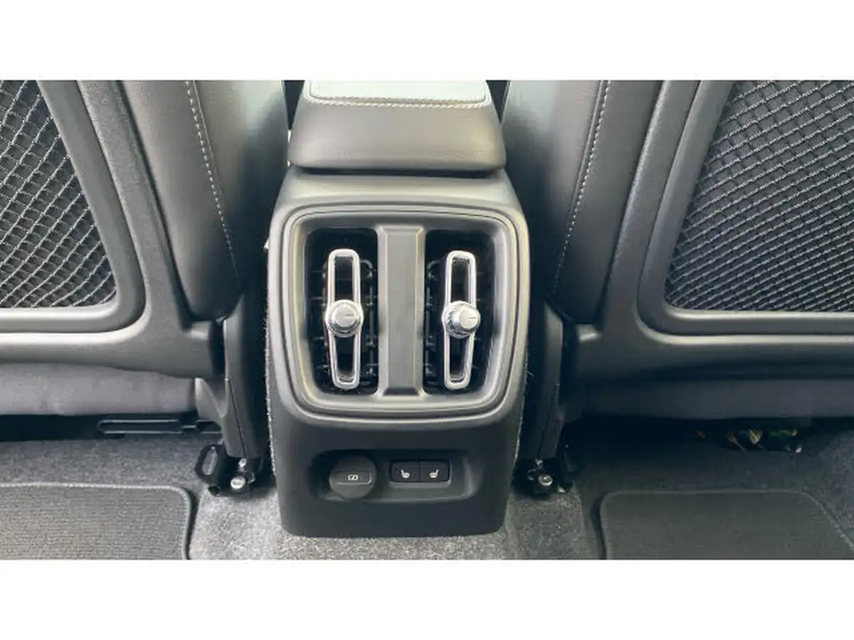 2024-volvo-xc40-20-b4-ultra-bright-big-38
