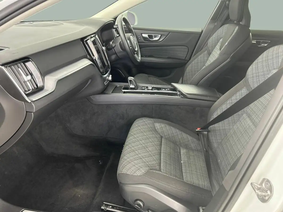 2022-volvo-v60-20-b3-momentum-161bhp-big-19