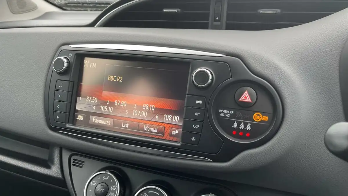 2016-toyota-yaris-133-icon-vvt-i-5d-cvt-big-6