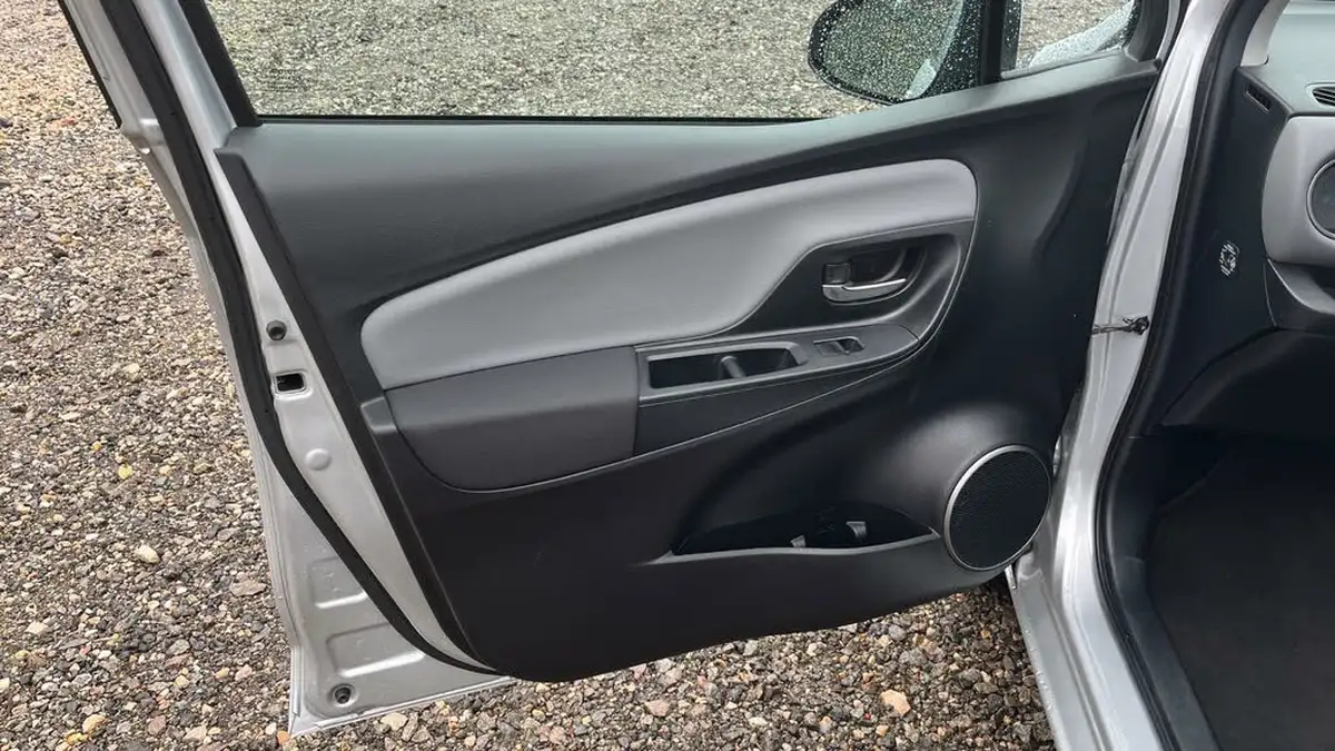 2016-toyota-yaris-133-icon-vvt-i-5d-cvt-big-30