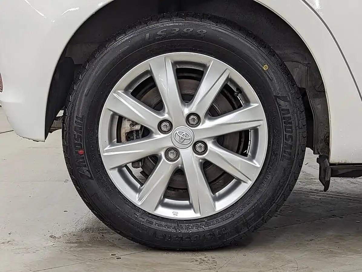 2013-toyota-yaris-15-vvt-i-t4-big-14