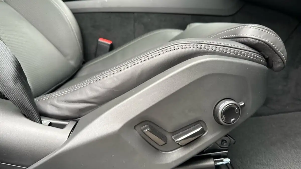 2024-volvo-xc60-20-b5-ultra-black-edition-big-44