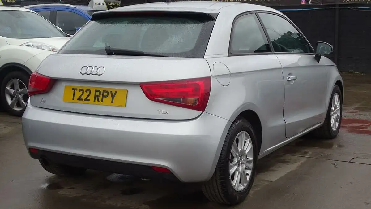 2012-audi-a1-16td-se-hatchback-3d-big-10