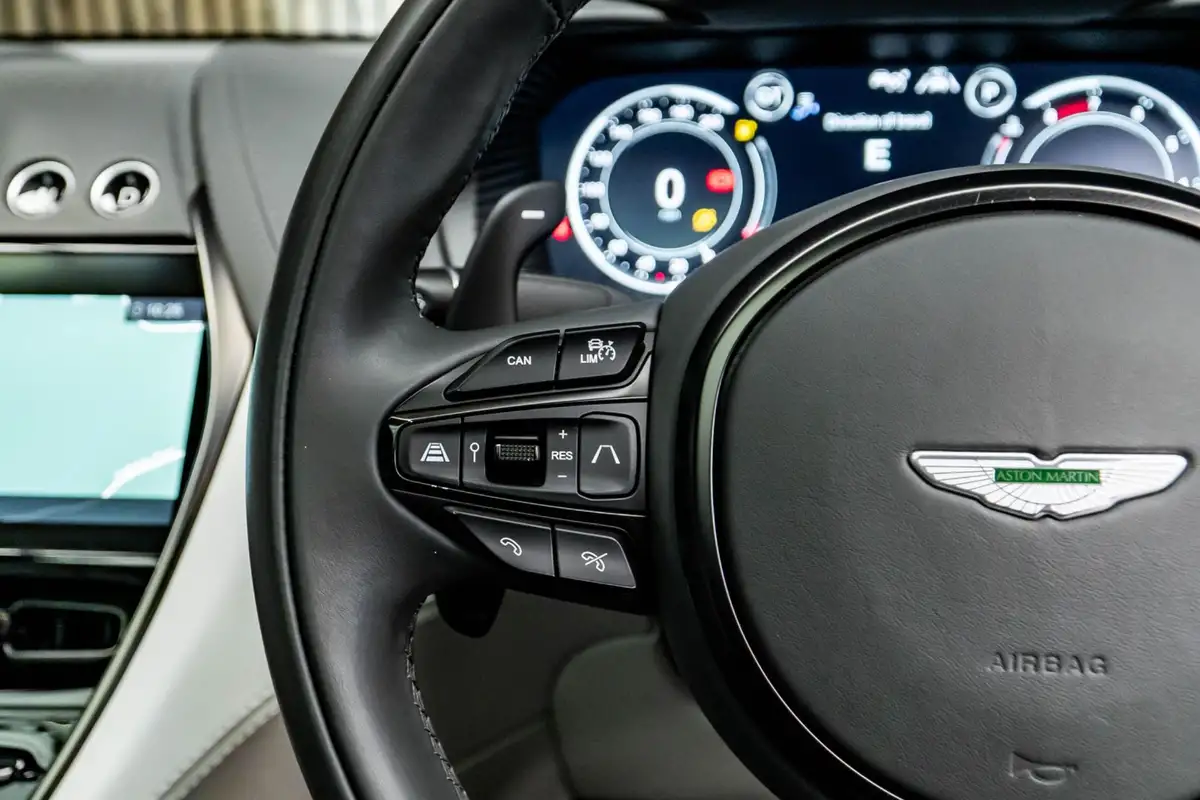 2022-aston-martin-dbx-40-v8-big-40