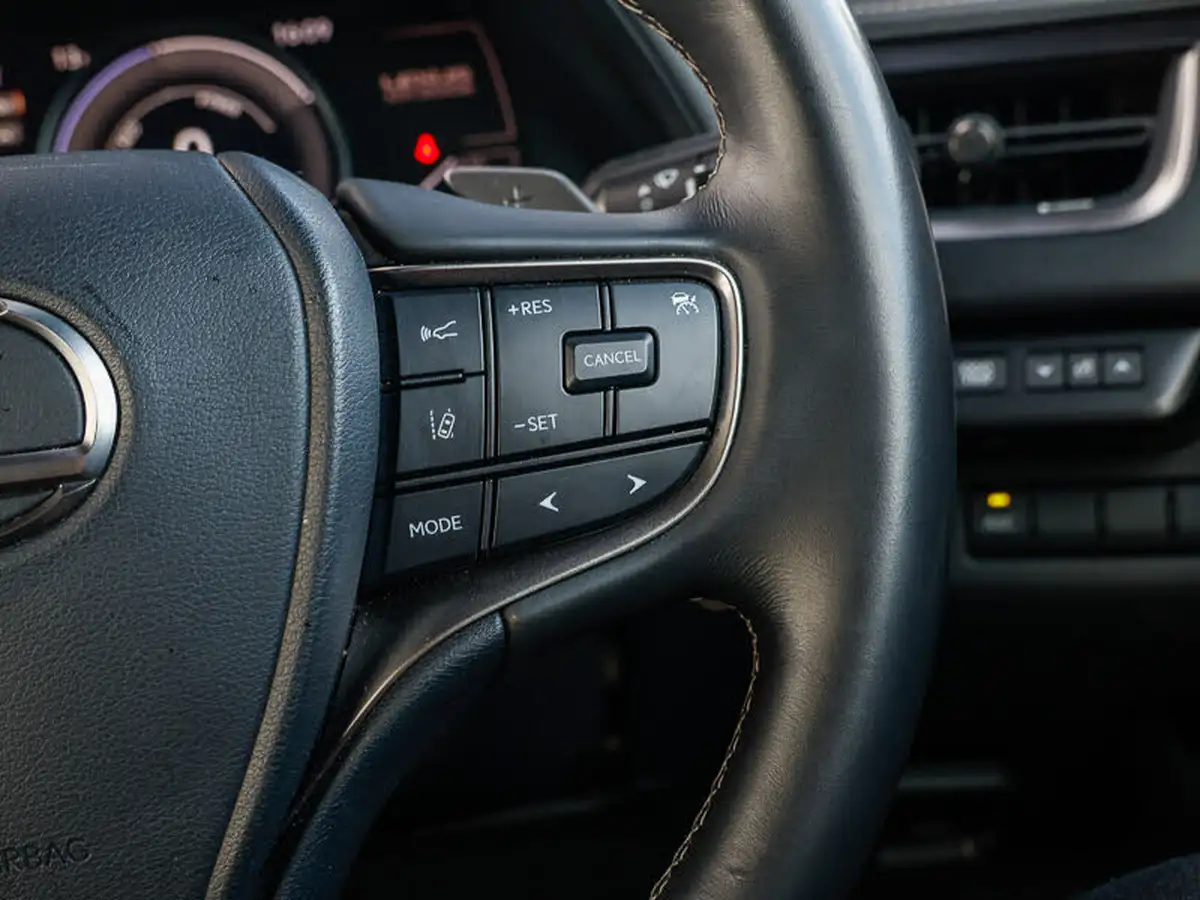 2021-lexus-ux-300e-e-ux-big-16