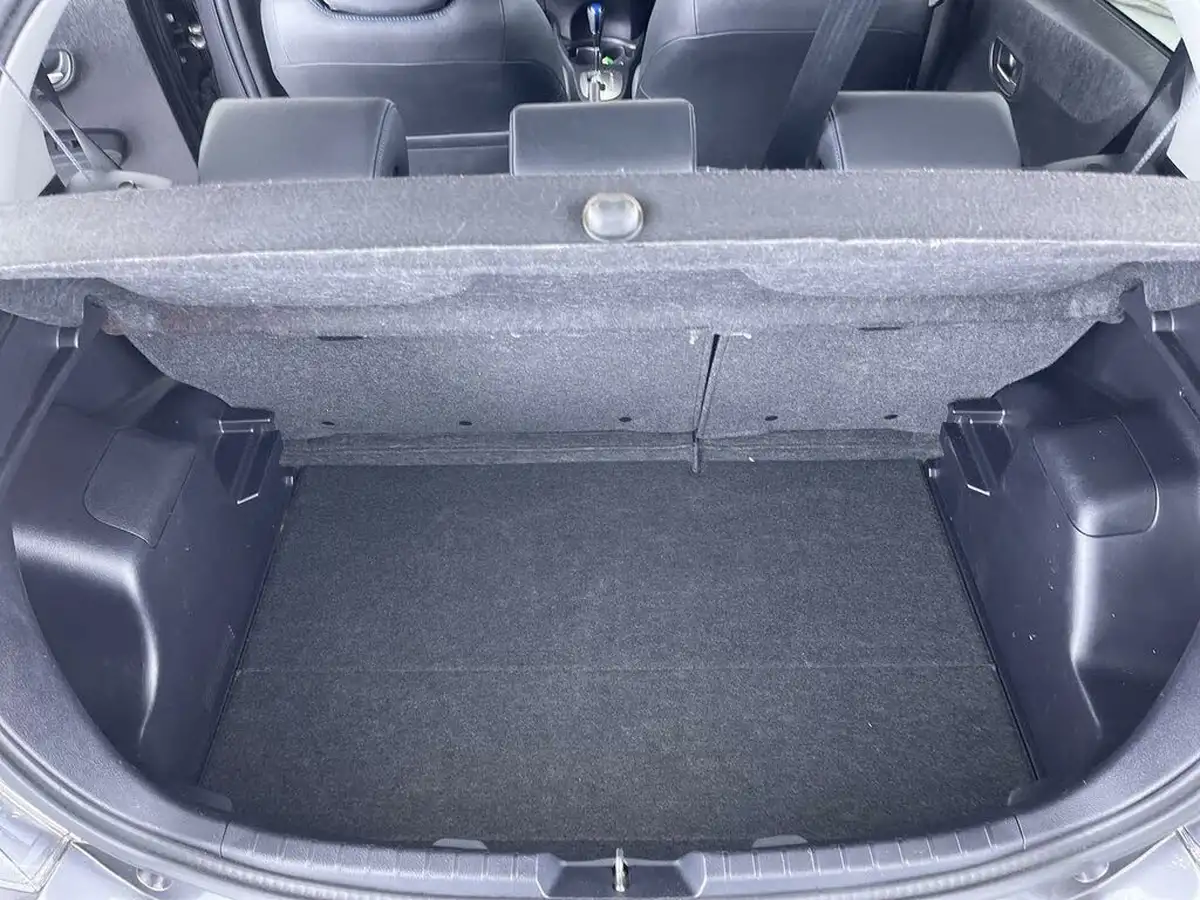 2014-toyota-yaris-15-vvt-i-trend-leather-hybrid-big-9