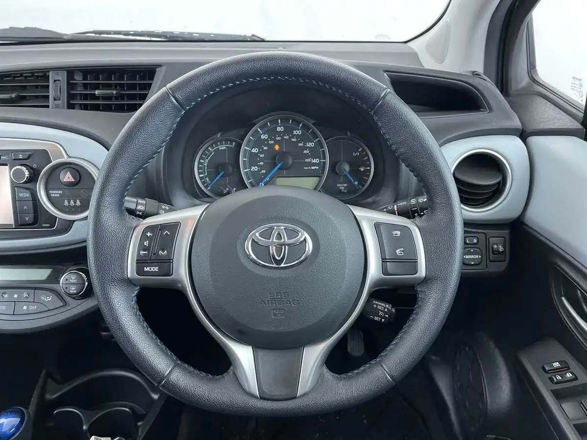 2014-toyota-yaris-15-vvt-i-trend-leather-hybrid-big-33