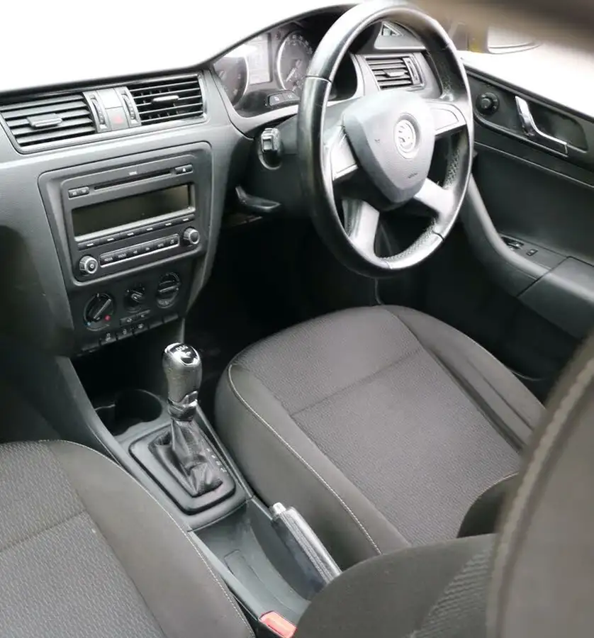 2013-skoda-rapid-14-se-big-31