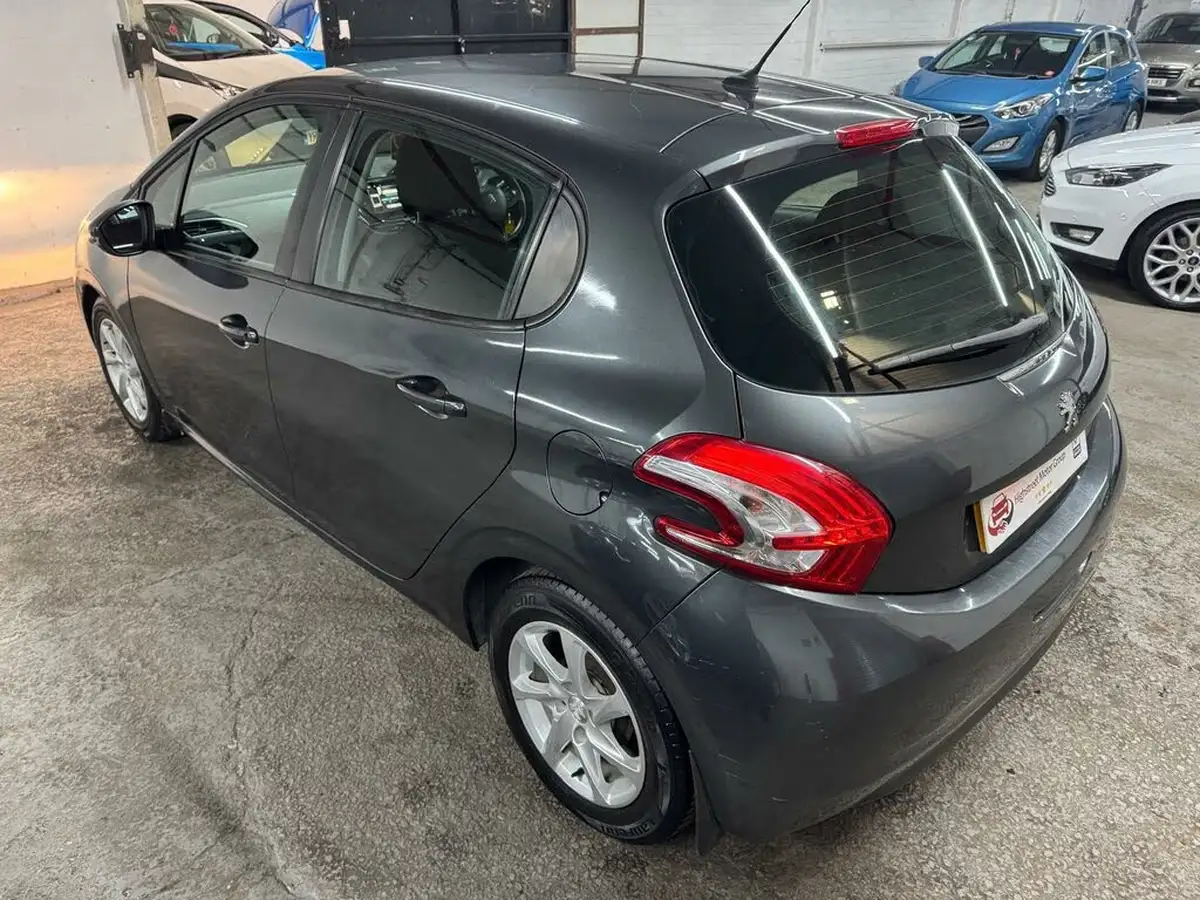 2013-peugeot-208-12-active-5d-big-56