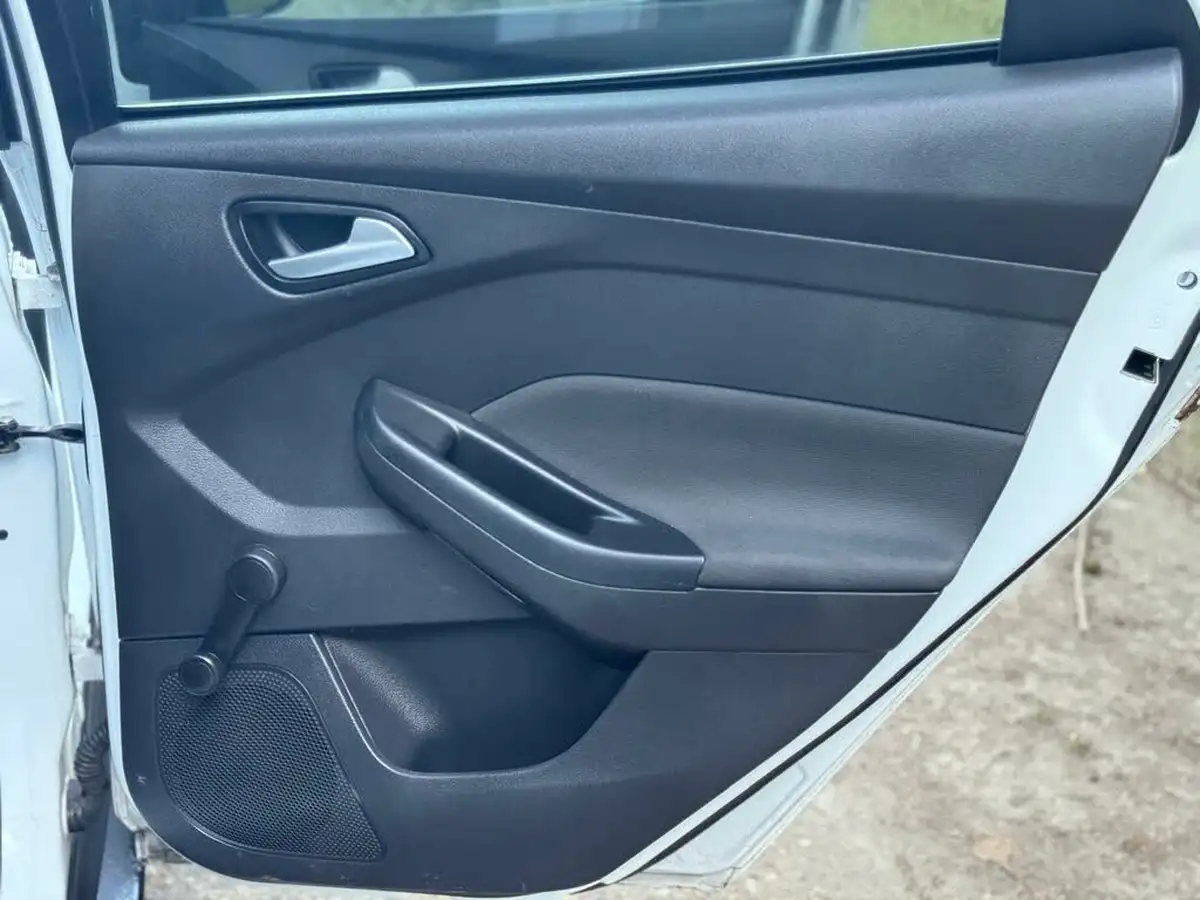 2014-ford-focus-10-zetec-scti-100ps-hatchback-big-40
