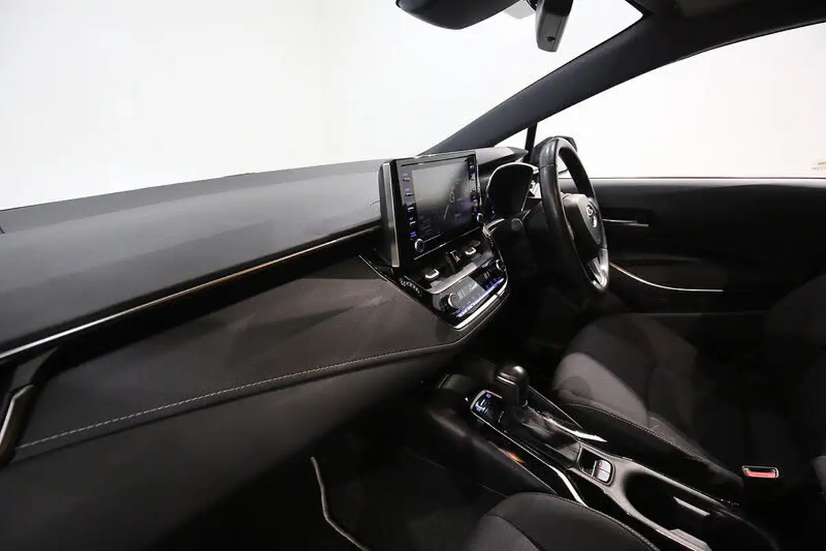 2019-toyota-corolla-18-vvt-i-design-trk-touring-sports-5d-big-23
