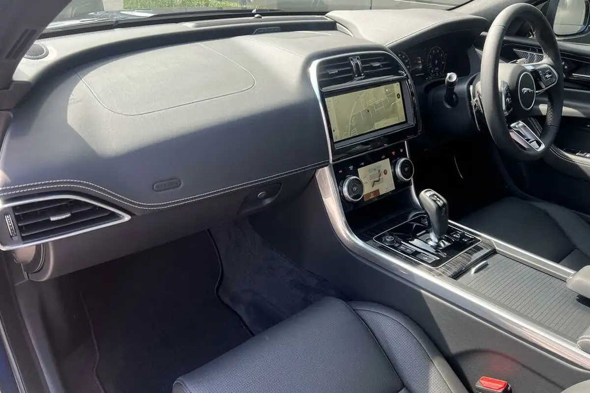2024-jaguar-xe-20-p250-r-dynamic-hse-black-big-32